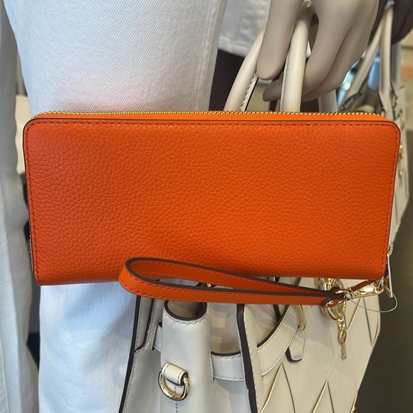 MICHAEL KORS
Jet Set Travel Large Pebbled Leather Wristlet Wallet Phone Holder - Picture 5 of 16